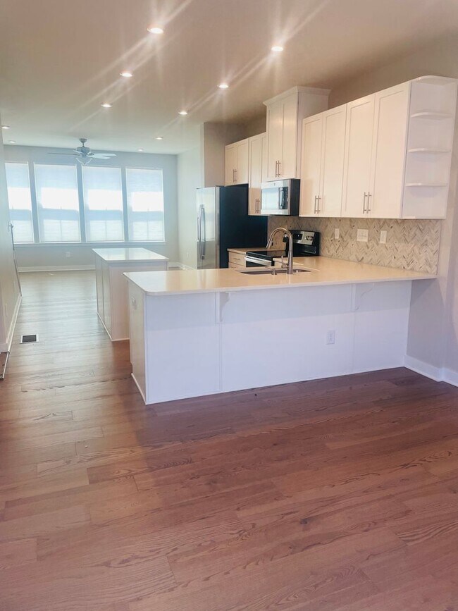 Building Photo - Sophisticated and Spacious 3BR-3.5 Bath To...