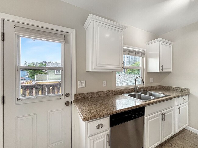 Building Photo - Charming 2BD/1BA Condo in University Heigh...