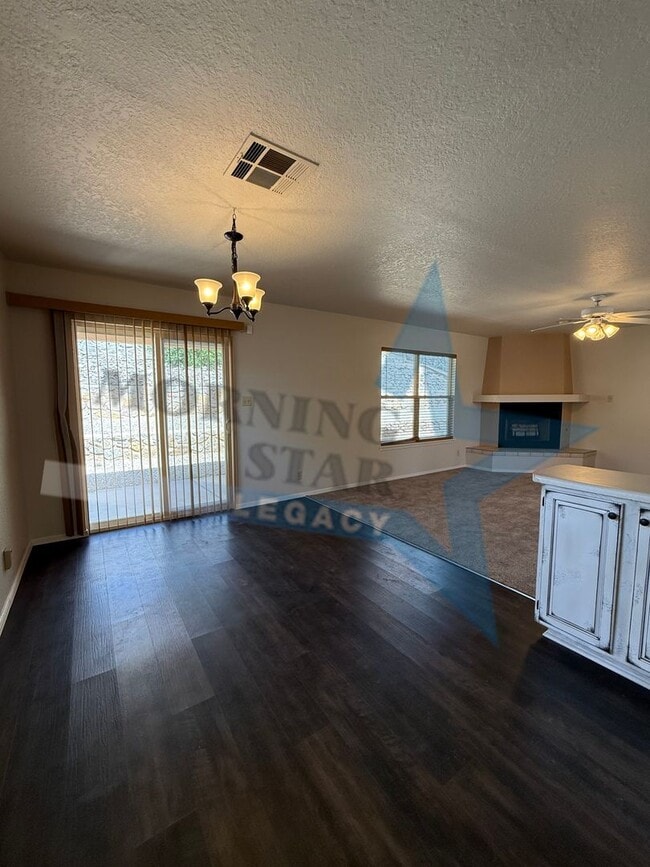 Building Photo - Roadrunner area! LOVELY two bedroom home.