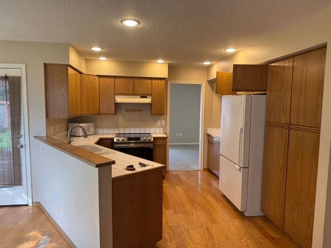 Building Photo - GREAT HOME IN CASCADE PARK. 3 bedrooms, 2 ...