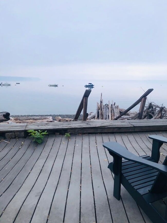 Building Photo - Beach House, Fully Furnished, Short Term January-March (includes all utilities and internet)