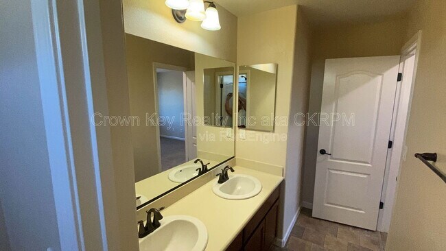 Building Photo - 172 W Viola St