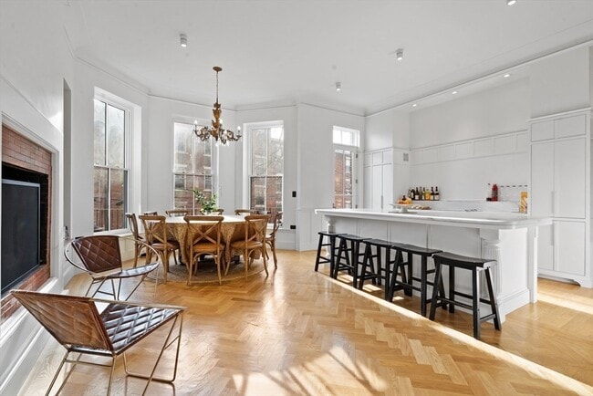 Building Photo - 15 Regent Cir