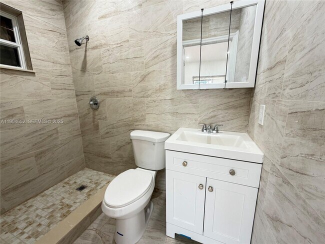 Building Photo - 323 S 21st Ave