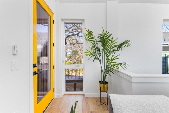 Building Photo - 1205 Perez St