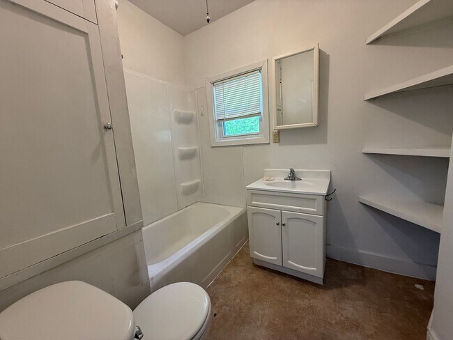 Building Photo - 3BR/1BA Anoka Home Available Now!