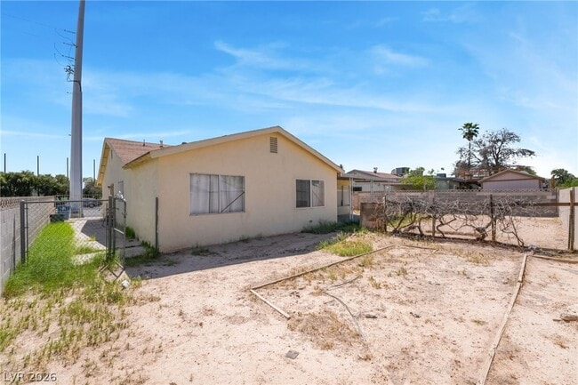 Building Photo - 2102 E Russell Rd