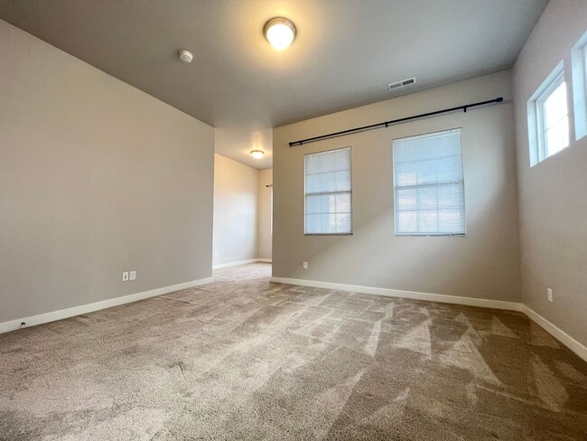 Building Photo - 3 Bedroom/3.5 Bathroom Townhome in South J...