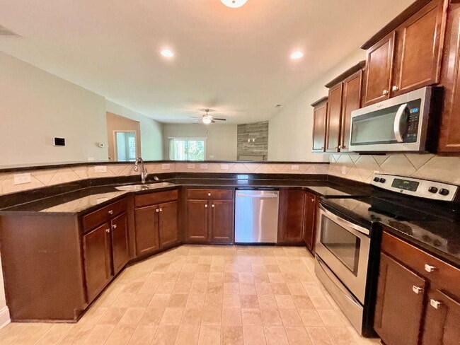 Building Photo - Beautiful 2 Story Home In Bridgeport North...