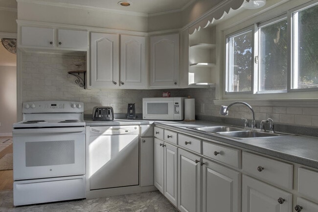 Building Photo - 35 Hastings Ave