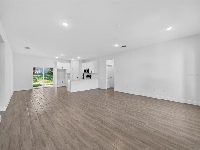 Building Photo - 922 N Fairbairn Dr