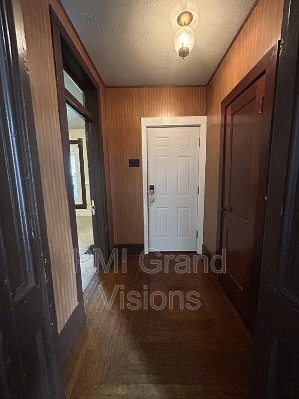 Building Photo - 1105 6th St