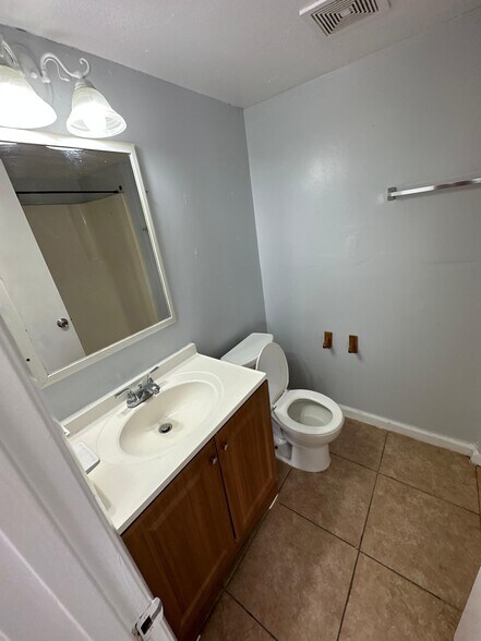 Building Photo - 712 Eaverson St