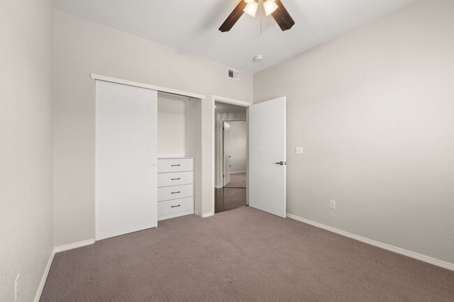 Building Photo - Upscale Condo | 3 Bed / 2 Bath | Garage | ...