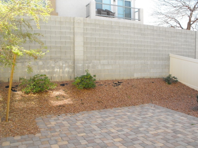 Building Photo - Spacious Henderson townhouse featuring   3 bedrooms PLUS 2 car garage.