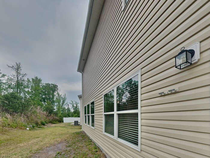 Building Photo - 733 Point Andrews Dr SW