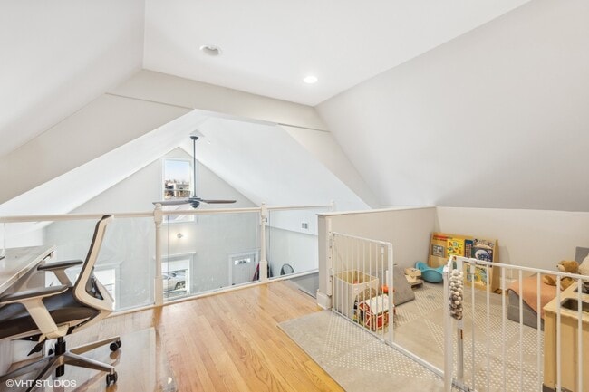 Building Photo - 1033 N Hermitage Ave