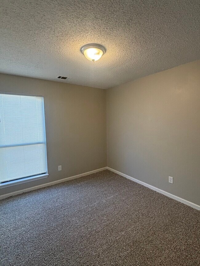 Building Photo - 14218 High Point Dr