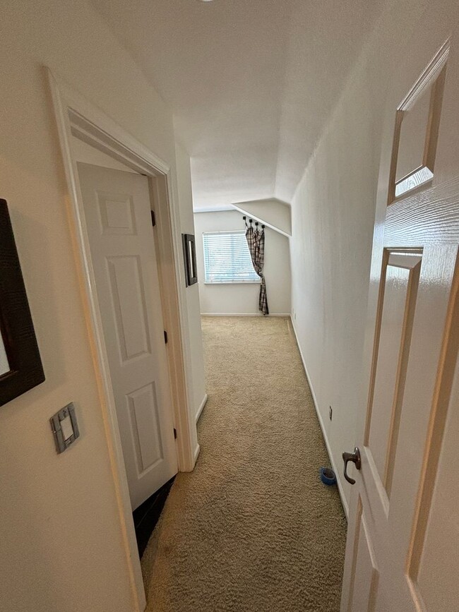 Building Photo - Two Beautiful Large Rooms for Rent in Disc...