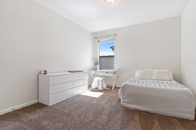 room 4 - 388 Lakeshore Vlg E