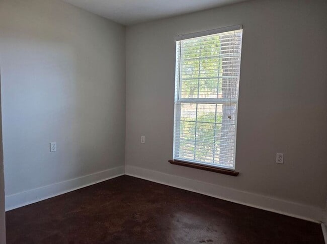 Building Photo - FOR LEASE!!
