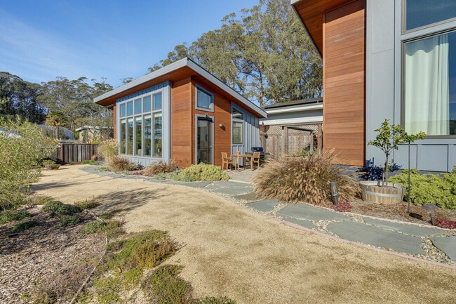 Building Photo - 157 Ave Portola