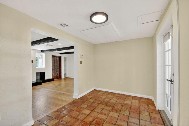 Building Photo - 322 Cornell Dr