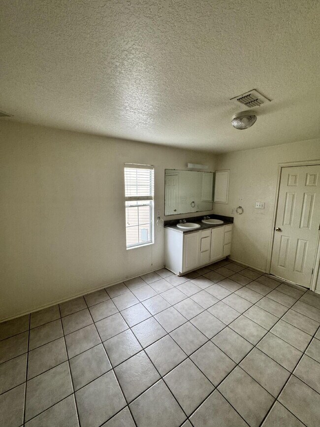 Building Photo - Beautiful home located in the desirable Ga...