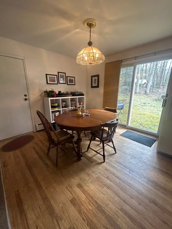 Building Photo - 3 bed, 1 1/2 Bath House