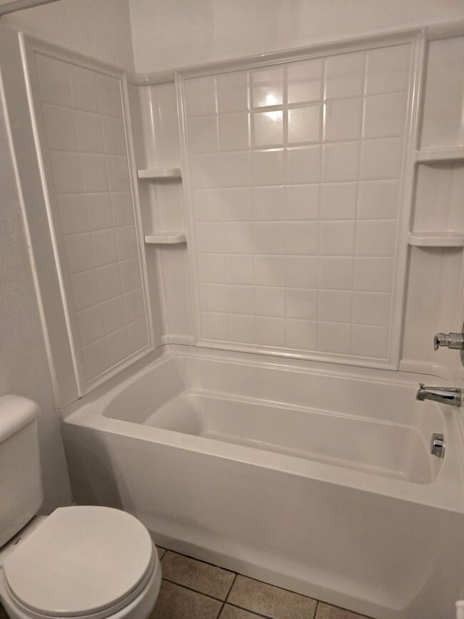 Building Photo - 2 bedroom 2.5 bath townhome