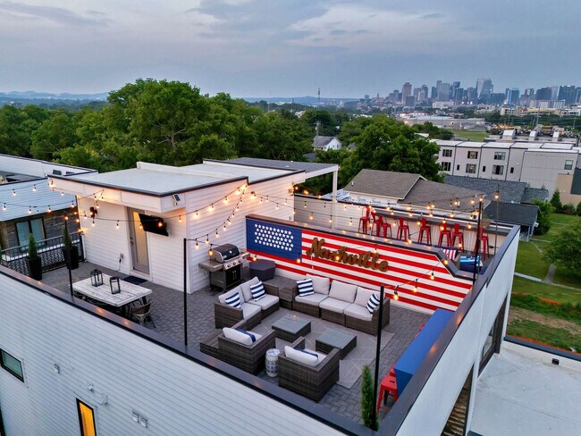 Building Photo - 2716 Delaware Ave