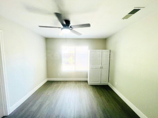 Building Photo - 423 El Portal Ct