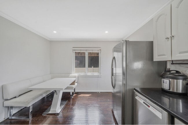 Building Photo - 722 N Ascan St