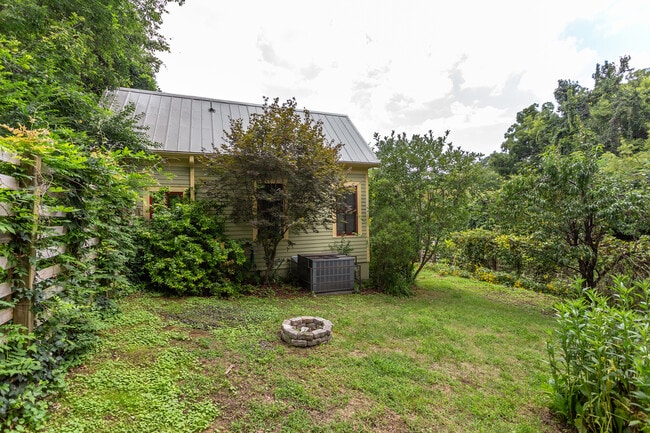 Building Photo - 510 Oakwood Ave