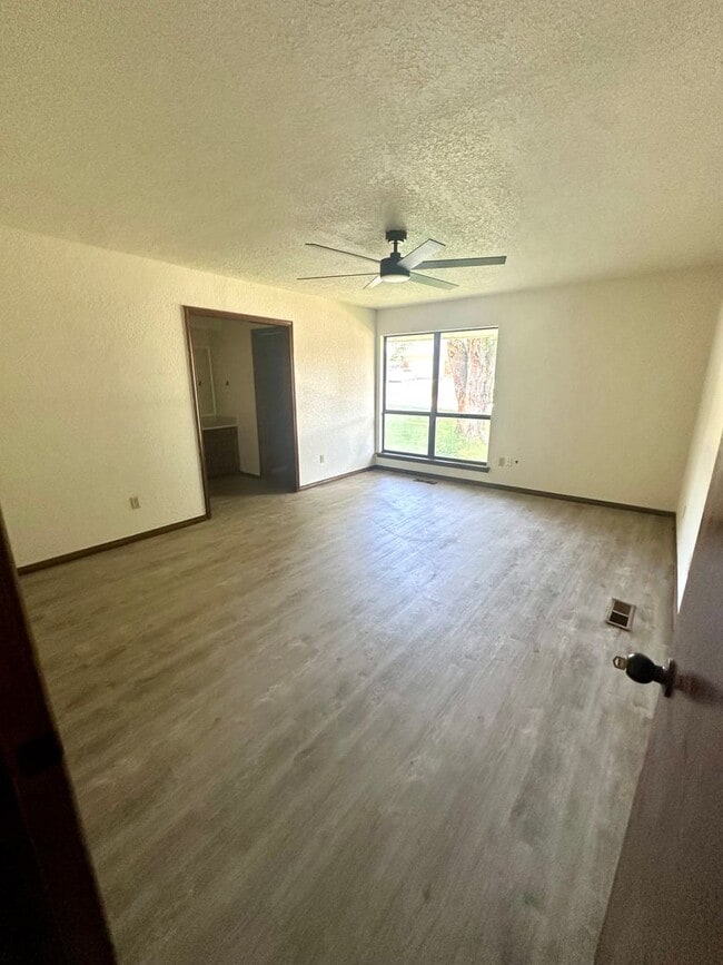 Building Photo - Spacious 3 Bedroom, 2 Bath Home!  Don't Mi...