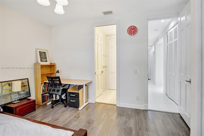 Building Photo - 2651 Oakmont Dr