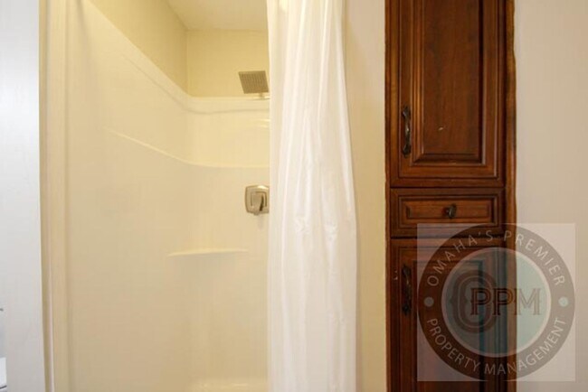 Building Photo - Huge 4-bedroom, 4-bath home