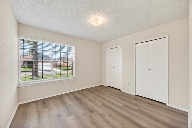 Building Photo - 12047 Plumpoint Dr