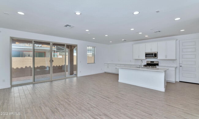 Building Photo - 9918 E Texas Ave