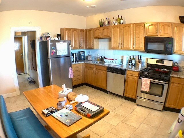 Building Photo - 830 Parker St