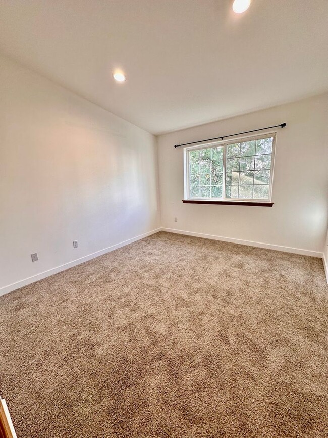 Building Photo - 3 bed 1.5 bath townhome in the prime locat...