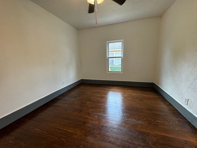Building Photo - Cute 2 bedroom 2 bathroom home!