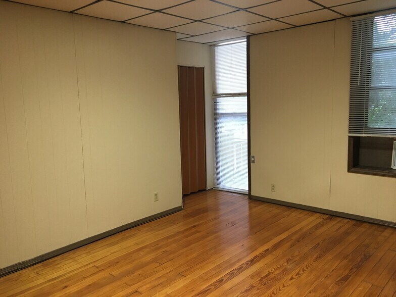 Building Photo - 3205 Arsenal St
