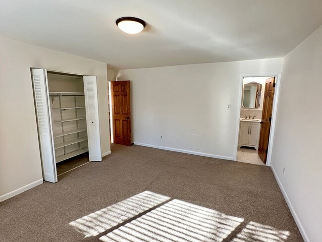 Building Photo - Rarely available 3-Bed, 2-Bath condo in th...