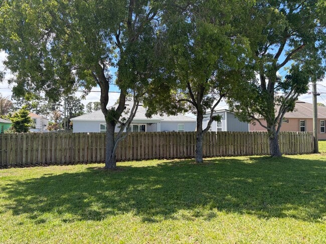 Building Photo - 1682 SW Glacador Ave