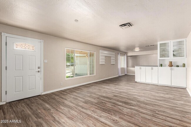 Building Photo - 809 N Gilbert Ave