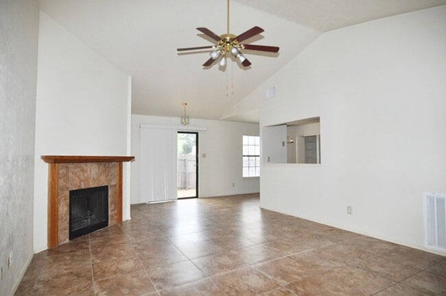 Building Photo - AVAILABLE NOW - Spacious 2-2-1 in Ft. Worth, desirable Keller ISD!
