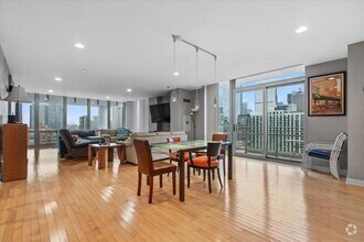 Building Photo - 3 bedroom in Chicago IL 60661