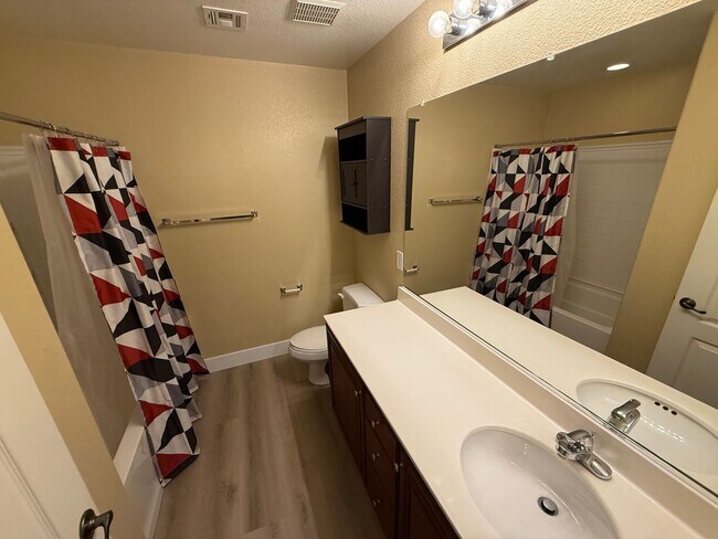 Building Photo - Beautiful 2-Story Townhome in Gated Area w...