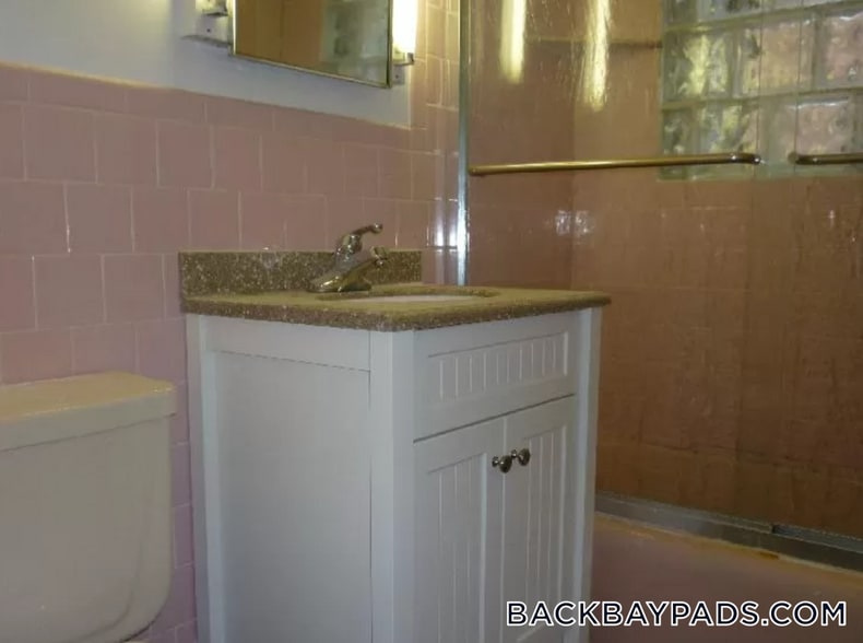 Building Photo - 913 Boylston St